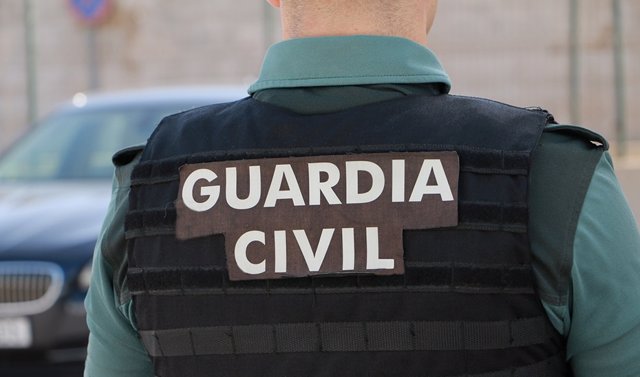 Archivo - Un agente de la Guardia Civil, de espalda. Archivo.