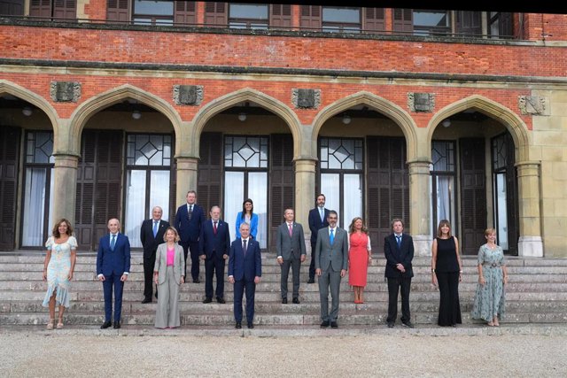 El Lehendakari, Iñigo Urkullu, posa en las escalinatas del Palacio de Miramar de San Sebastián juntos a sus consejeros y a representantes instutucionales de Gipuzkoa  antes del inicio del primer Consejo del curso político