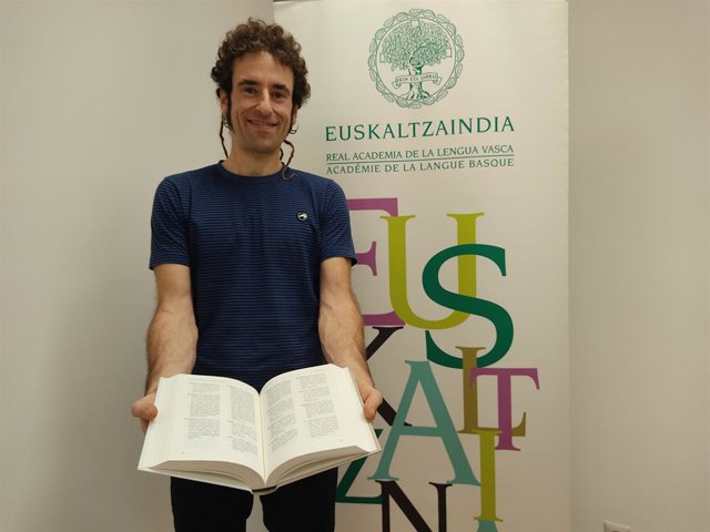 Archivo - El autor, Ibai Iriarte, con el libro.