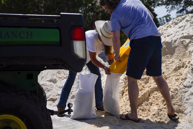 Preparativos en Florida ante la llegada de 'Idalia'