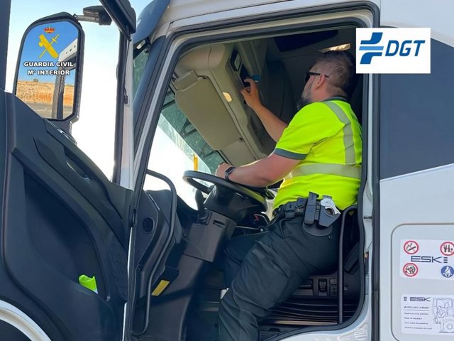 Imagen de un agente de la Guardia Civil en un camión.