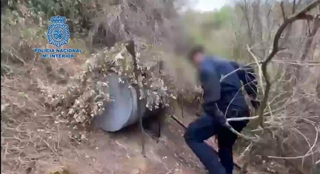La Policía Nacional interviene dos bidones y una manguera al detener a cuatro personas que quería boicotear la Vuelta Ciclista a España en Lleida