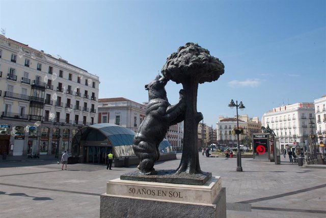 Archivo - El Oso y el Madroño en primer plano, con la Puerta del Sol detrás