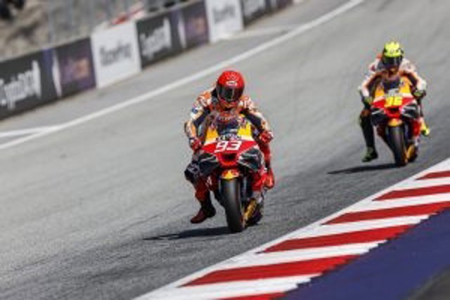 Los pilotos españoles del Repson Honda Marc Márquez y Joan Mir, disputando una carrera.