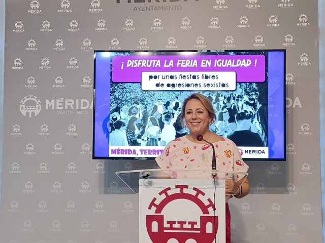 La delegada de Festejos, Ana Aragoneses, presenta las actividades de la feria este martes en el Ayuntamiento de Mérida