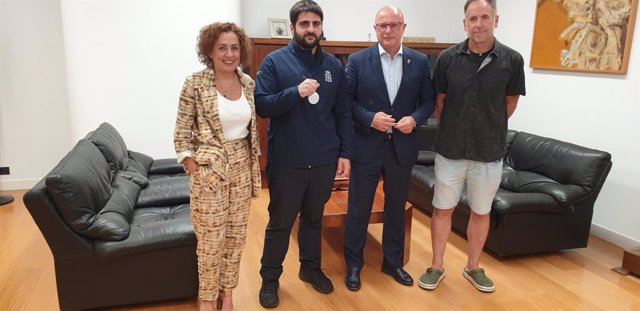 La directora del servicio de Planificación e Integración, Esther Monterrubio, el alumno Alex Santesteban, el consejero Gimeno y el docente, Abel Laskurain