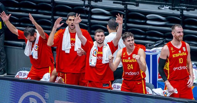 Jugadores de la selección española celebran un punto en el Brasil-España de la primera fase del Mundobasket 2023.