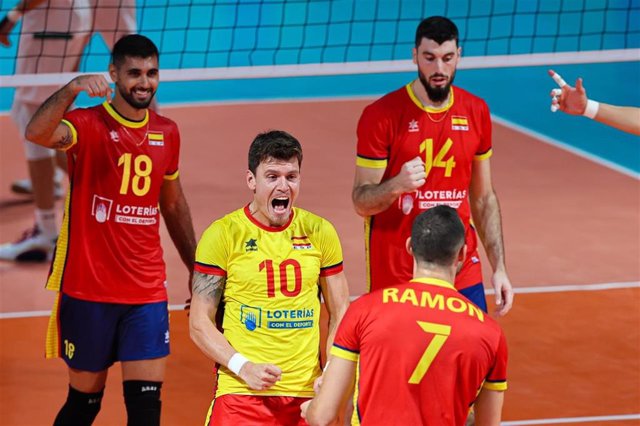 Daniel Ruiz celebra un punto junto a sus compañeros de la selección española.