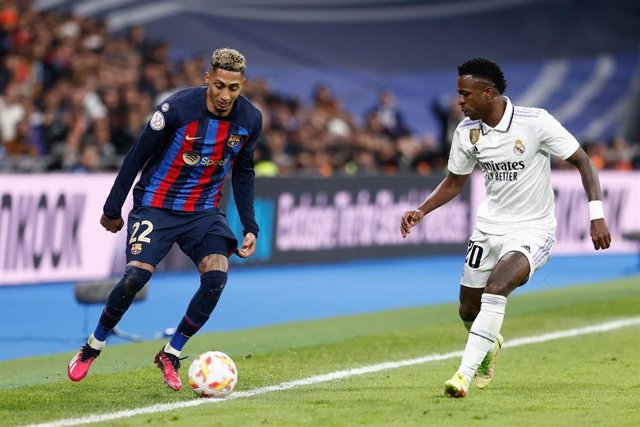 Archivo - Raphinha y Vinicius Jr., durante un partido entre Barça y Real Madrid.