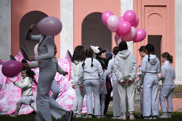Archivo - Varios niños participan en el espectáculo ‘La quinta en flor: entre flores y suspiros’, de la compañía de danza Aracaladanza, en el parque la Quinta de los Molinos, a 18 de febrero de 2023, en Madrid (España). La compañía Aracaladanza celebra un