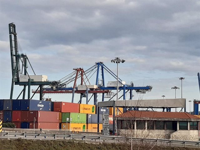 Archivo - Contenedores de exportación en el Puerto de Bilbao