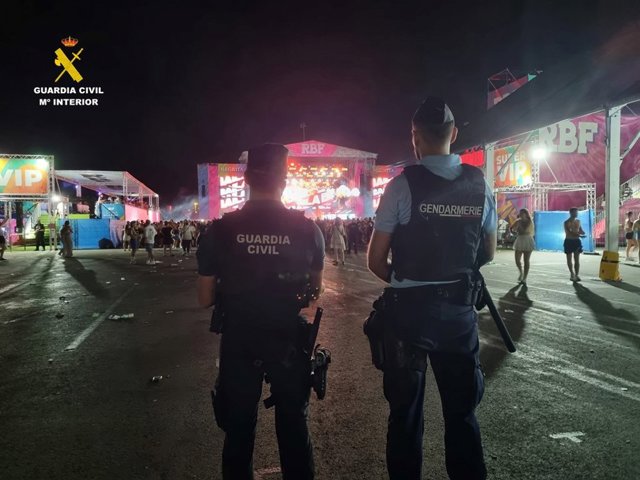 Efectivos de la Guardia Civil y de la Gendarmería francesa en el dispositivo de seguridad establecido en el festival de música de Torrevieja (Alicante).