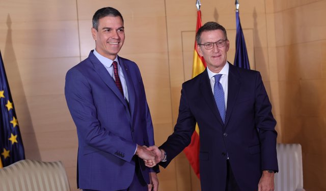 El presidente del Gobierno en funciones y líder del PSOE, Pedro Sánchez (i) y el presidente del PP, Alberto Núñez Feijóo (d), se saludan, a su llegada a una reunión en el Congreso de los Diputados.