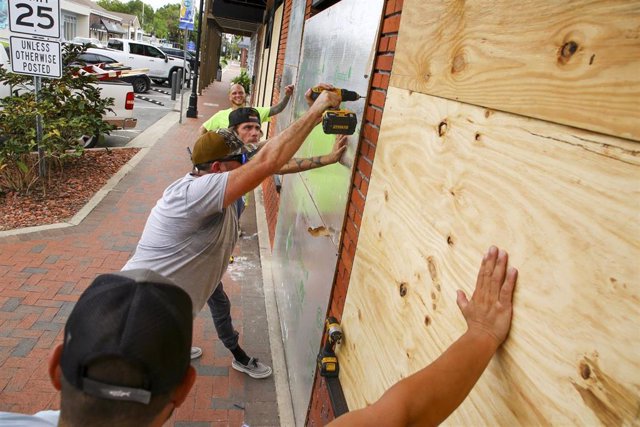 La población de Crystal River, en Florida, se prepara ante la llegada de 'Idalia'