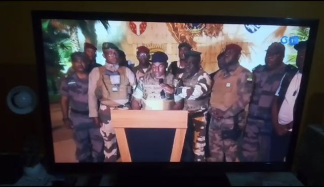 Miembros del Ejército de Gabón anuncian la toma del poder tras la reelección de Ali Bongo como presidente   -. Firma: PAGB .-