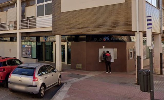 Buscan a dos ladrones por atracar un banco en Parla y huir en patinete perdiendo billetes por el camino