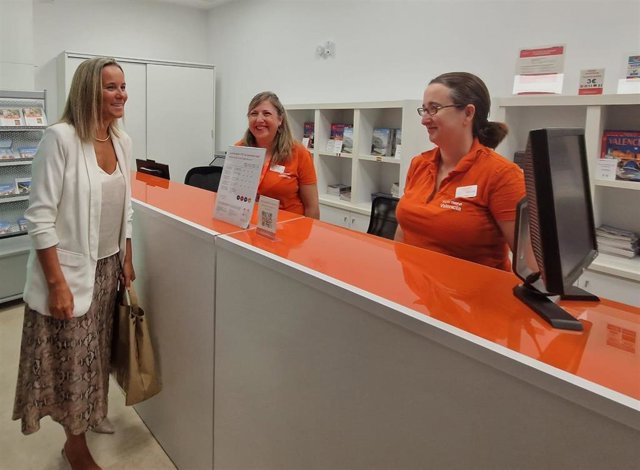 La concejala de Turismo en València, Paula Llobet, visita la oficina de turismo de la ciudad ubicada en el aeropuerto y anuncia su ampliación y modernización.