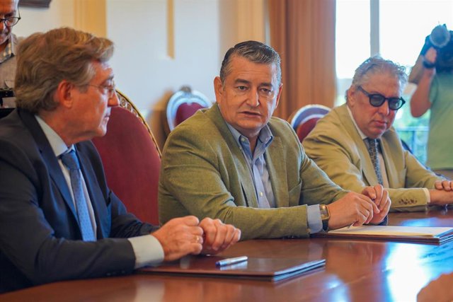 El consejero de la Presidencia, Antonio Sanz, este miércoles durante el protocolo que ha firmado con el Puerto de Sevilla para su integración en el Servicio de Emergencias 112. 