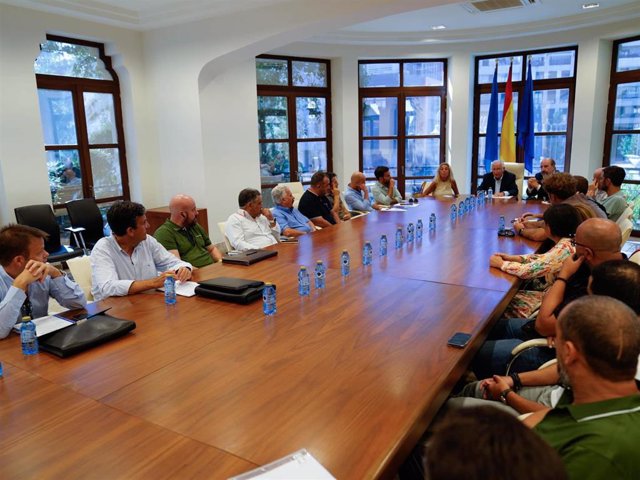 Reunión del presidente de Melilla, Juan José Imbroda, con responsables de asesorías laborales.
