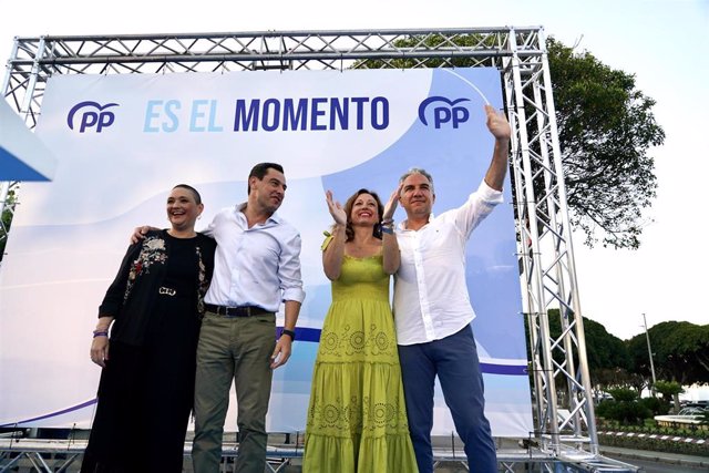 Archivo - El presidente del PP-A, Juanma Moreno, (2i) junto a la presidenta del PP de Málaga, Patricia Navarro, (2d) y el coordinador general del PP Nacional, Elías Bendodo, (d) en una foto de archivo en un acto en Torremolinos (Málaga).