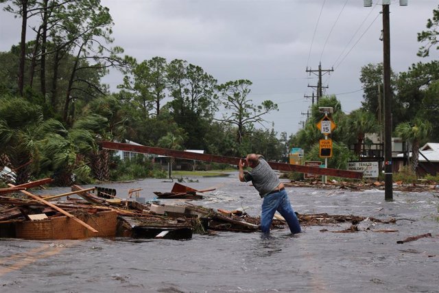 Destrozos tras el paso del huracán 'Idalia' por el estado estadounidense de Florida