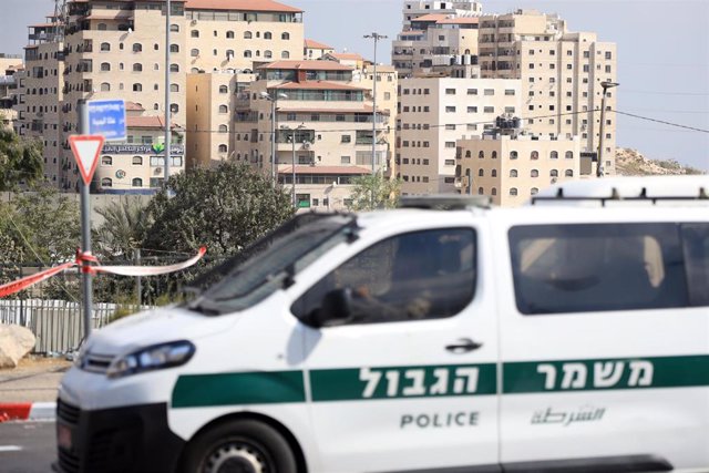 Archivo - Un coche de la Policía de Israel en los alrededores del campamento de refugiados palestinos de Shuafat, en Jerusalén Este