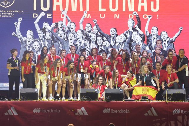 Las jugadoras de la selección española durante la celebración de la victoria en Madrid Río, a 21 de agosto de 2023, en Madrid (España).