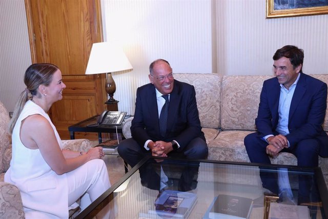 La presidenta del Govern, Margalida Prohens, junto al consejero delegado de Trasmed, Ettore Morace, y el director de Relaciones Institucionales, Miguel Pardo.