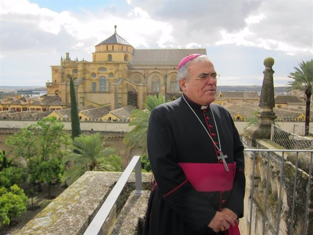 Archivo - El obispo de Córdoba, Demetrio Fernández, con la Mezquita-Catedral al fondo, en una imagen de archivo.