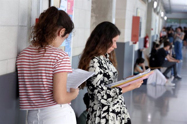 Archivo - Varios alumnos repasan antes de comenzar uno de los exámenes de las pruebas de acceso a la universidad 2023.