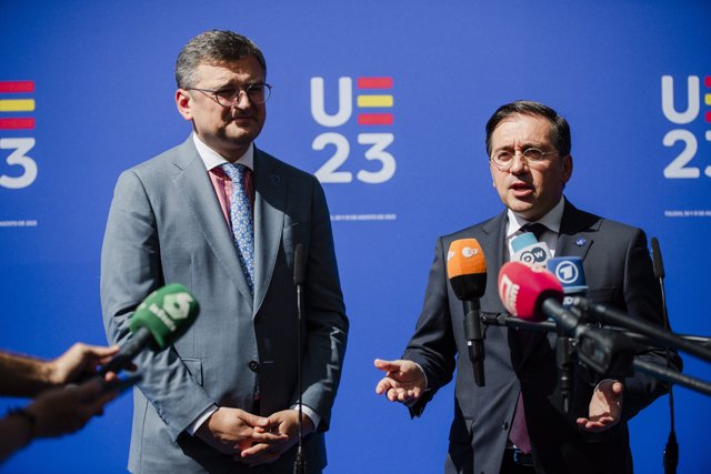 Jose Manuel Albares, Ministro de Asuntos Exteriores, Unión Europea y Cooperación y Dmytro Kuleba, Ministro de asuntos exteriores de Ukrania