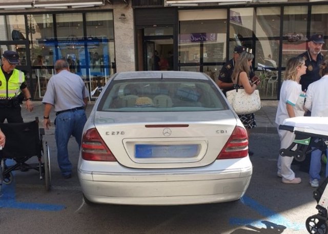 Herida con varias fracturas una mujer tras ser atropellada por un coche en Orihuela (Alicante).