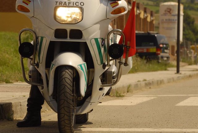 Archivo - Moto de la Guardia Civil. Tráfico, control