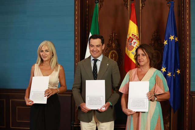 La Consejera de Desarrollo Educativo y Formación Profesional, Patricia del Pozo (i) y la Consejera de Salud y Consumo, Catalina García (d), en presencia del Presidente de la Junta de Andalucía, Juanma Moreno (c), posan tras la firma del convenio para la c