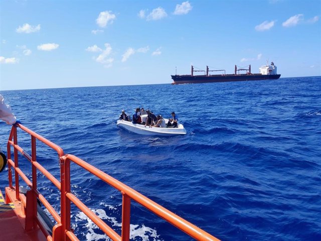 Embarcación precaria cuyos ocupantes han sido auxliados este jueves por Salvamento Marítimo en Almería