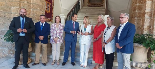 El consejero de Justicia, Administración Local y Función Pública, José Antonio Nieto, en un encuentro institucional con la presidenta de la Diputación de Cádiz, Almudena Martínez