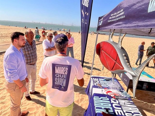 La campaña 'Andalucía, Mares que saben' llega a las playas de la Muralla y Las Redes en El Puerto