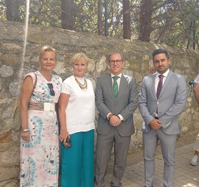 El consejero de Industria, Comercio y Empleo, Mariano Veganzones, junto a los responsables locales, durante el acto de clausura de los Programas Mixtos de Formación y Empleo que ha tenido lugar en el Teatro Elvira Fernández de Zamora.