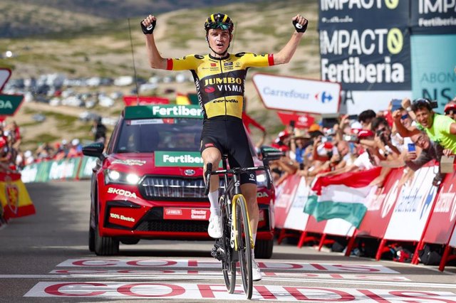 El corredor estadounidense Sepp Kuss (Jumbo-Visma) vence en la sexta etapa de La vuelta 2023.