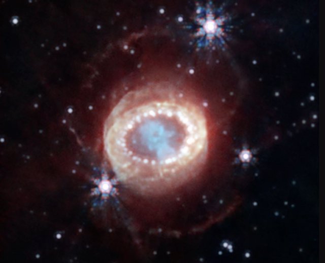 La NIRCam (cámara de infrarrojo cercano) de Webb capturó esta imagen detallada de SN 1987A (Supernova 1987A).