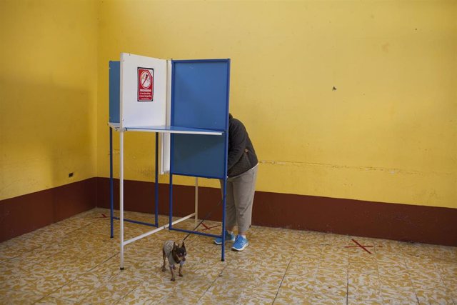 Una persona vota en las elecciones en Guatemala (Archivo)