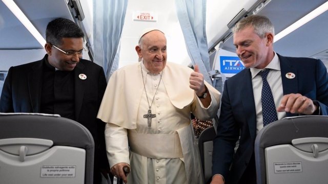 El Papa en el avión de camino a la JMJ de Lisboa. (ARCHIVO)