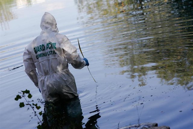 Un agente de la Guardia Civil observa el estanque del Paraje de La Muralla, donde una niña de nueve años ha fallecido tras caer a un estanque en la pedanía caravaqueña de Archivel