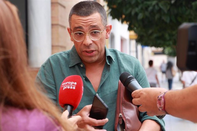 El abogado José Antonio Sires atiende a los medios tras las comparecencias