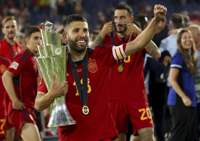 Archivo - Jordi Alba con el título de la Liga de Naciones 2022-2023