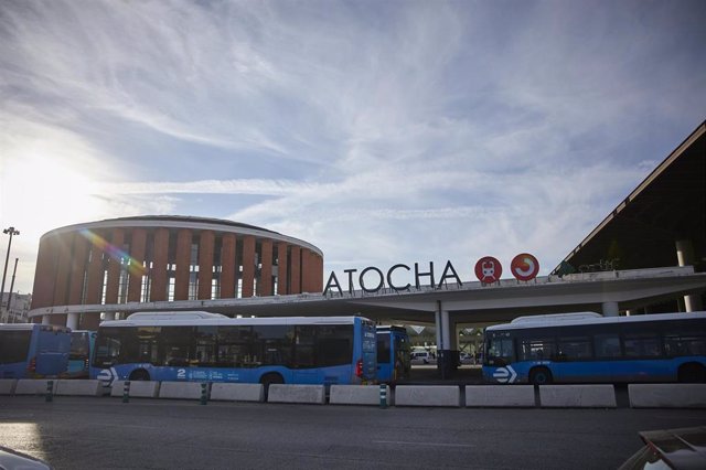 Varios autobuses en junto a la estación de Atocha-Almudena Grandes, a 1 de septiembre de 2023, en Madrid (España). Renfe ha puesto a la venta más de dos millones de plazas para viajar esta semana, hasta el domingo 3 de septiembre, en trenes AVE, Avlo, Alv