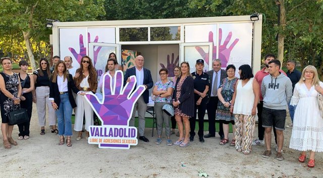 El alcalde de Valladolid, Jesús Julio Carnero, junto a concejales del PP en el equipo de Gobierno y representantes de asociaciones feministas y sindicales presentan el Punto Violeta de Las Moreras.