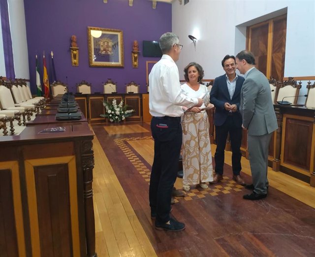 Catalina García (c) en el Ayuntamiento de Jaén