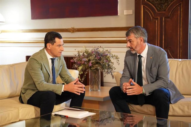 Reunión del presidente de la Junta de Andalucía, Juanma Moreno (i.), con el secretario general de UGT Andalucía, Óskar Martín, este viernes en Sevilla