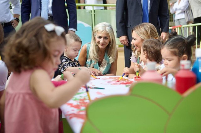 Del Pozo (centro), durante su visita a la Escuela Infantil Azahara en Córdoba.